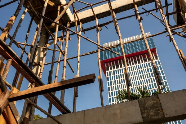 Nşaat Halindeki Bir Binanın Beton Yapısını Desteklemek Için Geçici Ahşap — Stok fotoğraf