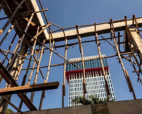 Nşaat Halindeki Bir Binanın Beton Yapısını Desteklemek Için Geçici Ahşap — Stok fotoğraf