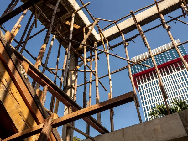 Nşaat Halindeki Bir Binanın Beton Yapısını Desteklemek Için Geçici Ahşap — Stok fotoğraf