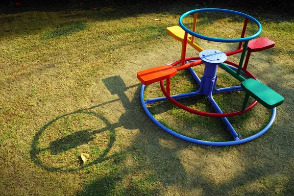 Manège Des Enfants Dans Parc — Photo