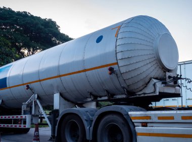 Nakliye kamyonundaki kimyasal tanker.