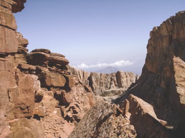 Müslümanlar için kutsal olan Shalbuzdag Dağı 'nın tepesinde bulutlar yükseliyor ve dağda bitki örtüsü yok.