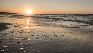 Sıcak bir yaz akşamında, Karadeniz 'in deniz aynası yüzeyinden gelen sıcak günbatımını yansıtıyordu.