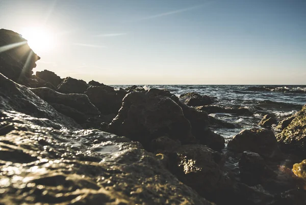 Яркое Летнее Солнце Морские Волны Черного Моря Ломаются Скалах Камнях — стоковое фото