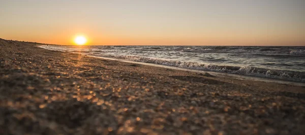 黑海沿岸的全景橙色的温暖落日 伴随着温暖的海浪 温暖的夏夜 — 图库照片