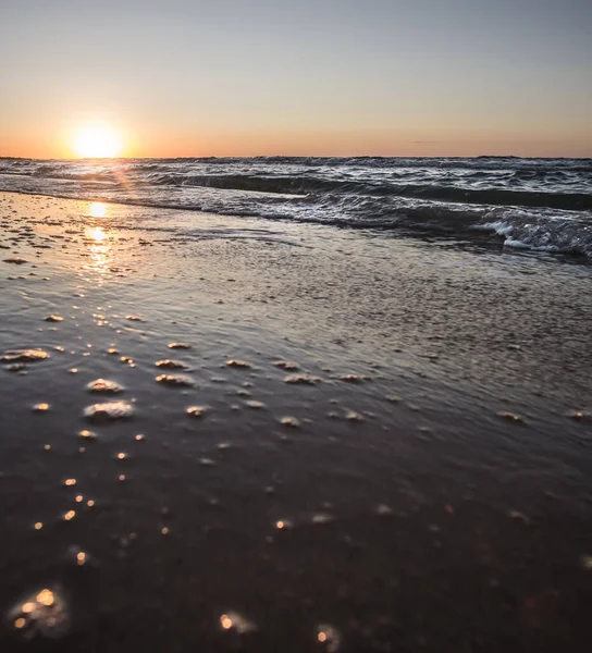 여름날 주황색 석양은 바다의 안개가 자욱하게 파도의 표면에 반사된다 — 스톡 사진