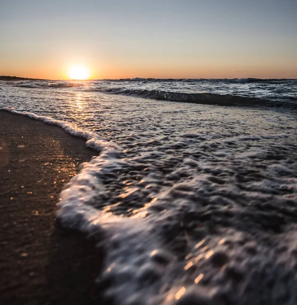 Coucher Soleil Chaud Soir Sur Côte Mer Noire Vagues Mousseuses — Photo