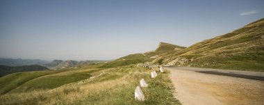 Dağ yolunun manzarası ve Kafkasya Dağları 'nın geçidi ve tepe, güneşli yaz havasında.