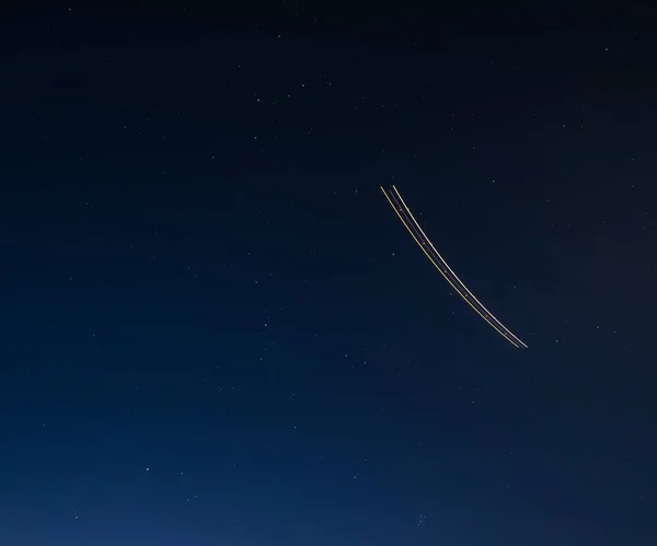 Стежка Літака Вночі Зоряному Небі Під Час Тривалої Експозиції Безхмарна — стокове фото