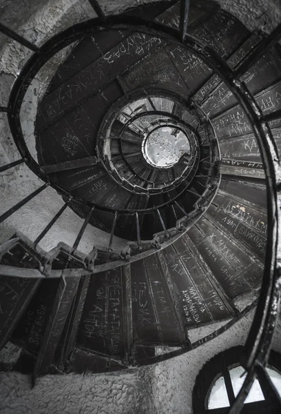 Старая Винтовая Лестница Старинном Замке Старыми Металлическими Конструкциями Низким Освещением — стоковое фото