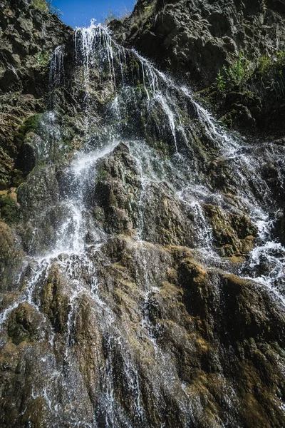 Arroyos Delgados Una Cascada Montaña Fría Caen Cascada Por Las — Foto de Stock