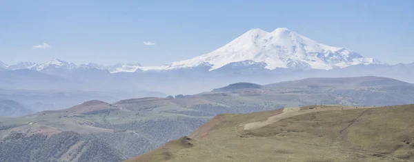 Bergpanorama Und Elbrus Mit Schnee Und Eis Auf Dem Doppelgipfel — Stockfoto