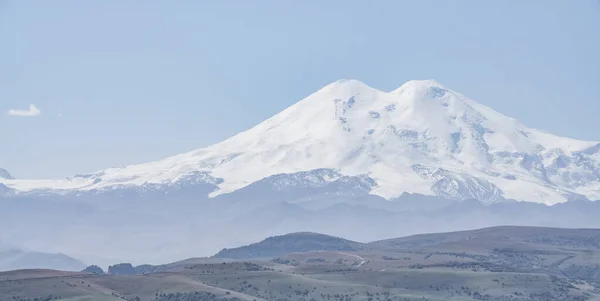 Monte Elbrus Destaca Con Dos Picos Con Nieve Glaciares Panorámicos —  Fotos de Stock