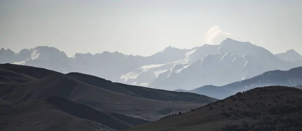 Panoráma Csúcsok Magas Hegyekben Kaukázus Dombok Növényzet Hegyekben Nyáron Tonális — Stock Fotó