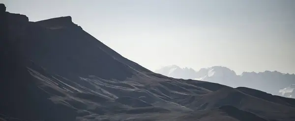 Montagne Pente Vallonnée Dans Éclairage Latéral Matin Joue Avec Chiaroscuro — Photo