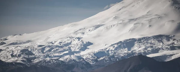 Helling Van Een Hoge Berg Met Sneeuw Gebarsten Gletsjers Het — Stockfoto