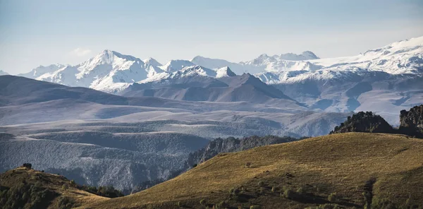 Weiße Berggipfel Des Kaukasus Mit Schnee Und Gletschern Und Hügel — Stockfoto