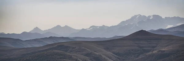 Panorama Kaukasus Bergskedja Förlorad Atmosfärisk Dis Och Kullar Med Vegetation — Stockfoto