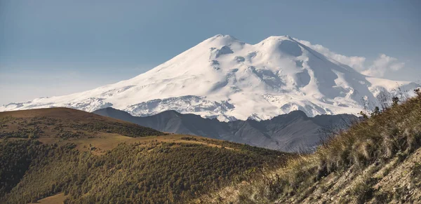 Mount Elbrus Met Twee Toppen Een Heuvelachtig Omringend Berglandschap Met — Stockfoto