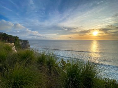 Uluwatu, Bali, Endonezya: Okyanus üzerinde gün batımı manzarası