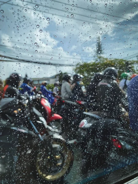 Penceredeki yağmur damlalarının görünümü