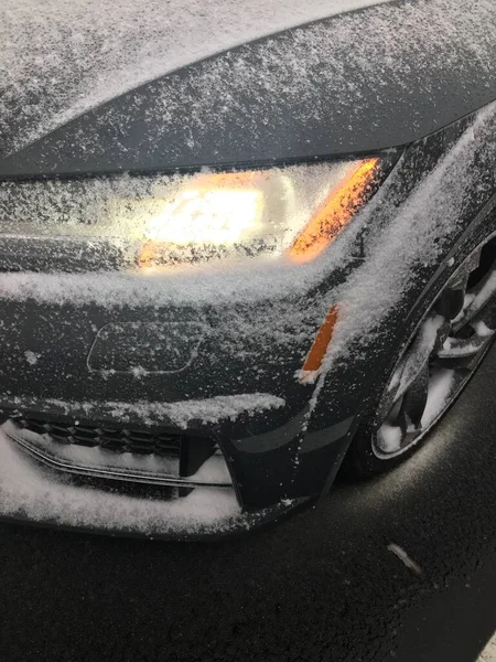 車のフロントとヘッドライトの新鮮な秋の雪 — ストック写真