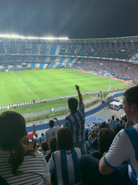 Buenos Aires Arjantin 'de futbol maçı izleyen stadyum kalabalığı