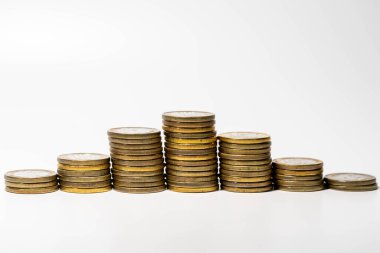 Artan ve azalan madeni para yığını beyaz arkaplanda yakınlaşıyor