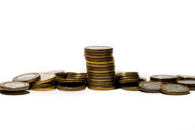 Bir yığın bozuk para yükseliyor. Tasarruf ve yatırım kavramı