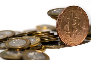 Bir yığın bozuk para ve bir bitcoin. Kripto para birimi yatırım kavramı