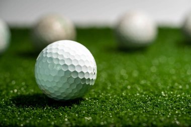 Çimlerin üzerinde golf topu. golf sporları konsepti