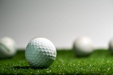 Çimlerin üzerinde golf topu. golf sporları konsepti