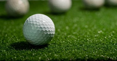 Çimlerin üzerinde golf topu. golf sporları konsepti