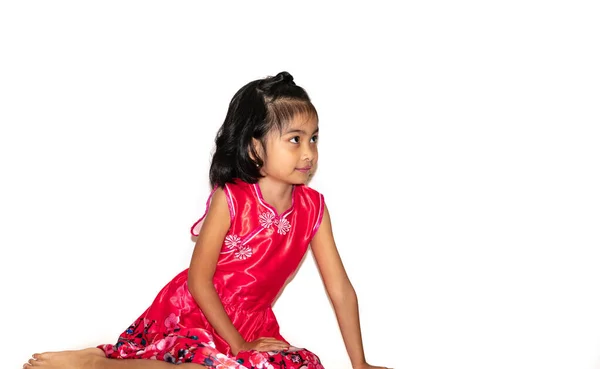 Портрет Маленькой Девочки Красном Платье Сидит Полу Смотрит Вверх — стоковое фото