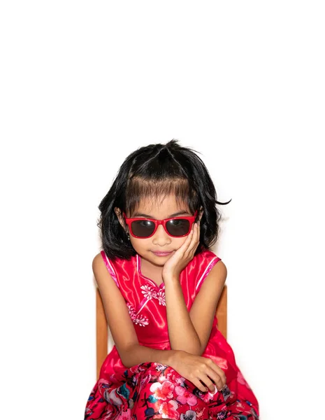 Bild Der Schönen Liitle Mädchen Rotem Kleid Mit Sonnenbrille Auf lizenzfreie Stockfotos