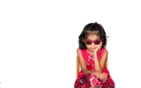 Bild Der Schönen Liitle Mädchen Rotem Kleid Mit Sonnenbrille Auf lizenzfreie Stockbilder
