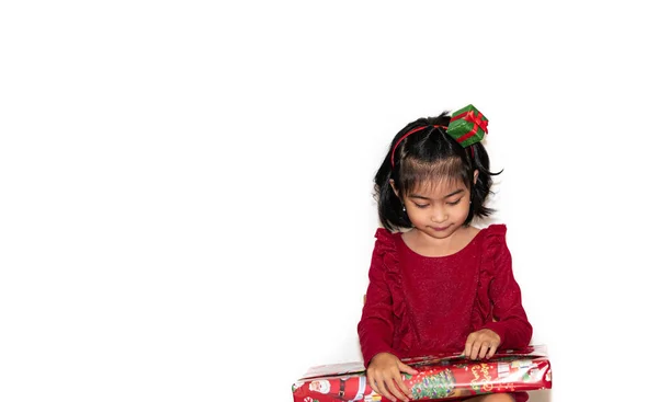 Καλές Γιορτές Χαριτωμένο Μικρό Παιδί Άνοιγμα Δώρο Χριστουγέννων Φωτογραφία Αρχείου