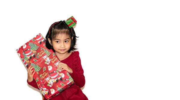 Porträt Eines Entzückenden Mädchens Mit Geschenkbox Das Die Kamera Blickt Stockfoto