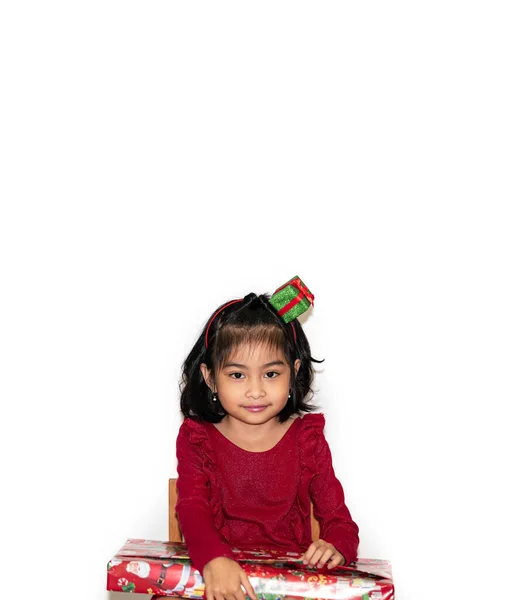 Καλές Γιορτές Χαριτωμένο Μικρό Παιδί Άνοιγμα Δώρο Χριστουγέννων Εικόνα Αρχείου