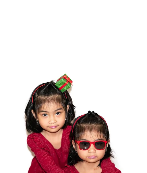 Zwei Asiatische Kleine Mädchen Umarmen Einander Mit Liebe Vor Weißem Stockfoto