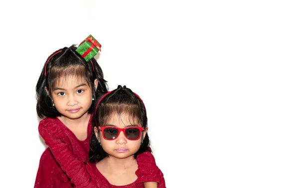 Två Asiatiska Små Barn Flickor Kramar Varandra Med Kärlek Vit Stockbild
