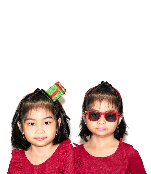 Porträt Der Niedlichen Zwillinge Nebeneinander Auf Weißem Hintergrund lizenzfreie Stockfotos