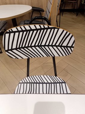 Lokantalar için kurulmuş masa ve sandalyeli boş kafe manzarası