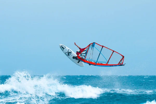 Vodní Sporty Bláznivý Windsurfer Baví Dělat Akrobatický Skok Přes Vlny — Stock fotografie