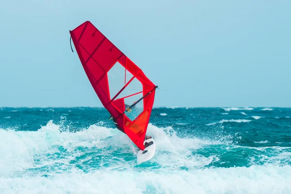 Windsurfista Montando Ola Con Una Tabla Blanca Vela Roja — Foto de Stock