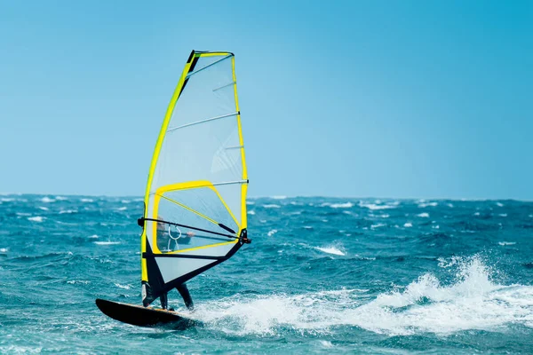Windsurf Cavalgando Ondas Durante Dia Ventoso Verão — Fotografia de Stock