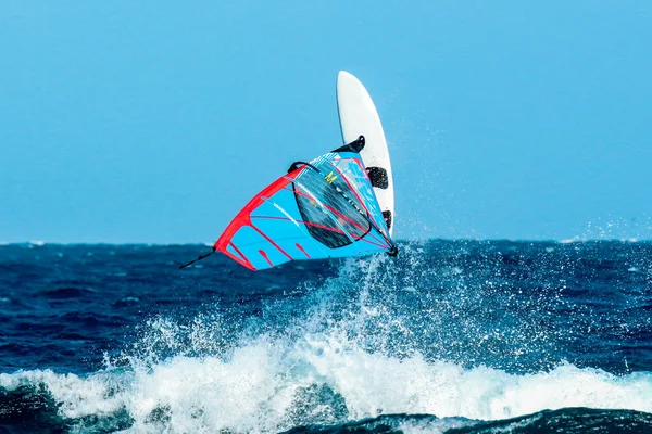 Windsurfer Maakt Een Acrobatische Sprong Golven — Stockfoto