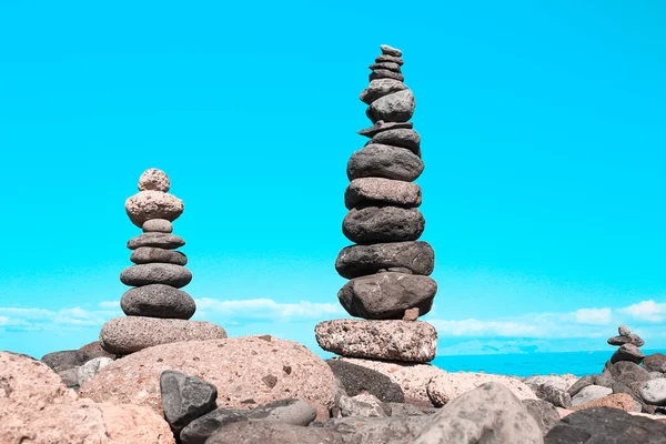 Two Pyramids Gray Balanced Rocks Symbolizing Harmony Balance — Stock Fotó