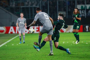 Wolfsburg, Almanya, 12 Aralık 2019: Timothee Kolodziejczak ve Renato Steffen, VfL Wolfsburg ile AS Saint-Etienne arasındaki UEFA Avrupa Ligi maçı sırasında.