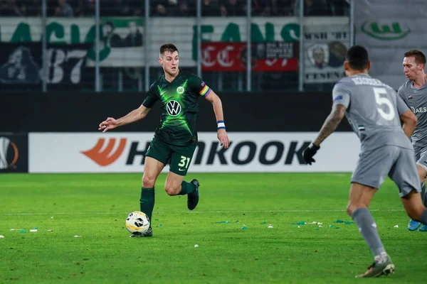 Wolfsburg, Almanya, 12 Aralık 2019: WolfL Wolfsburg 'da VfL Wolfsburg ile AS Saint-Etienne arasında oynanan UEFA Avrupa Ligi karşılaşmasında VfL Wolfsburg' den Robin Knoche